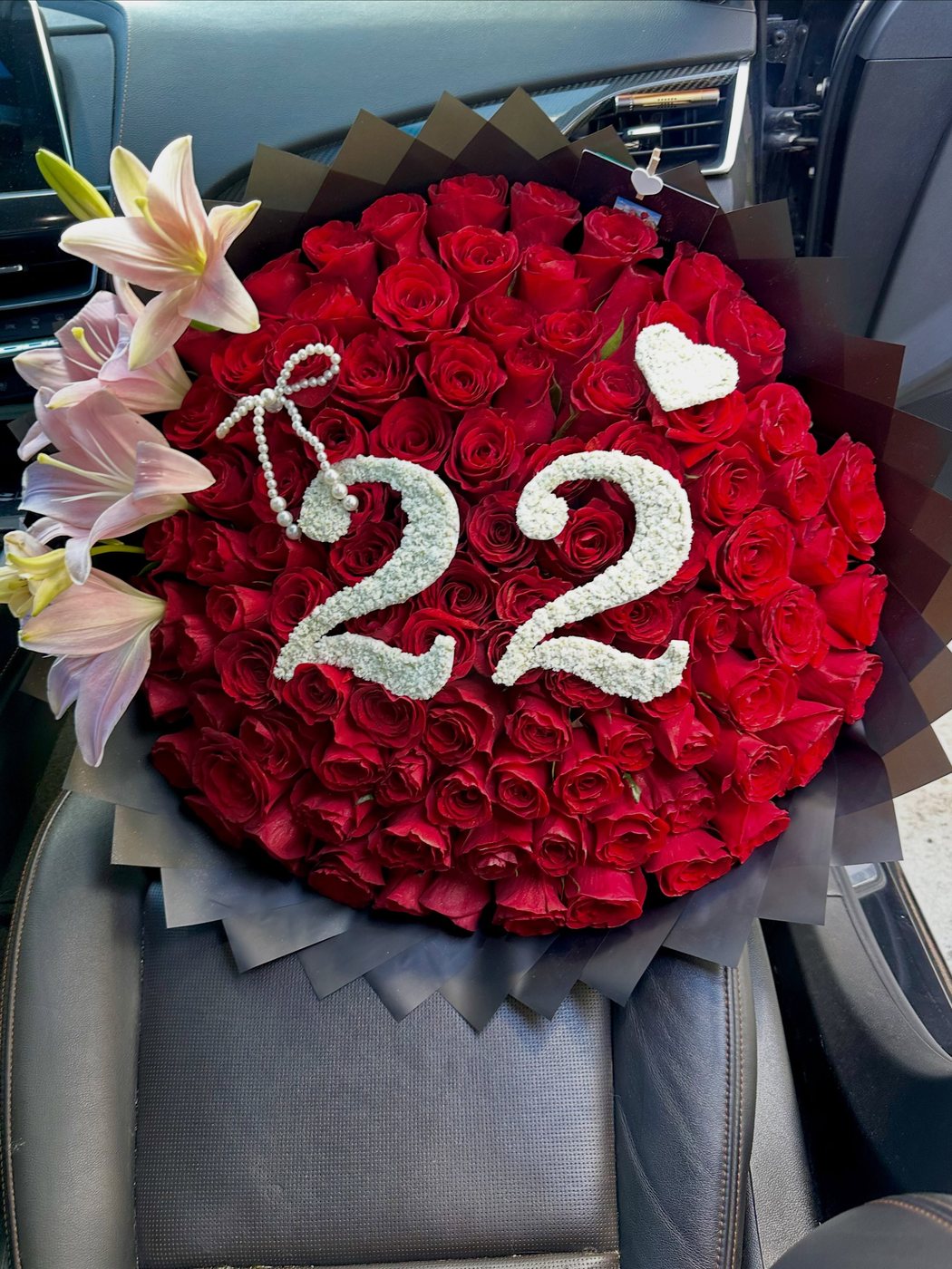 One hundred red roses with pink lilies and a glitter 22