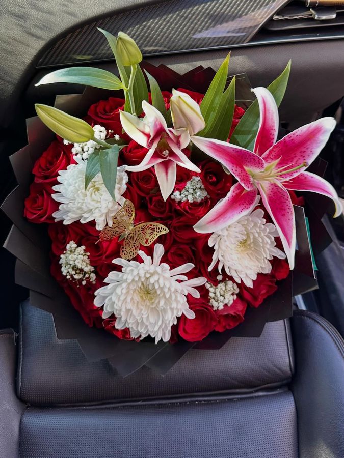 Red roses and stargazers